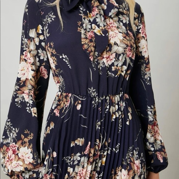 Long sleeved modest dress - Picture 1 of 4